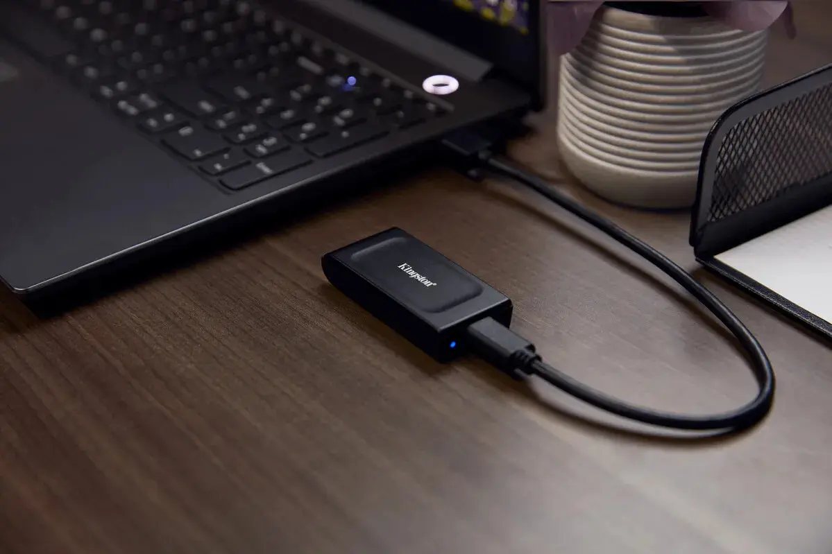 Disco De Estado Solido Externo Kingston XS1000 - 1 Tera - USB 3,2 - Negro miniatura 3